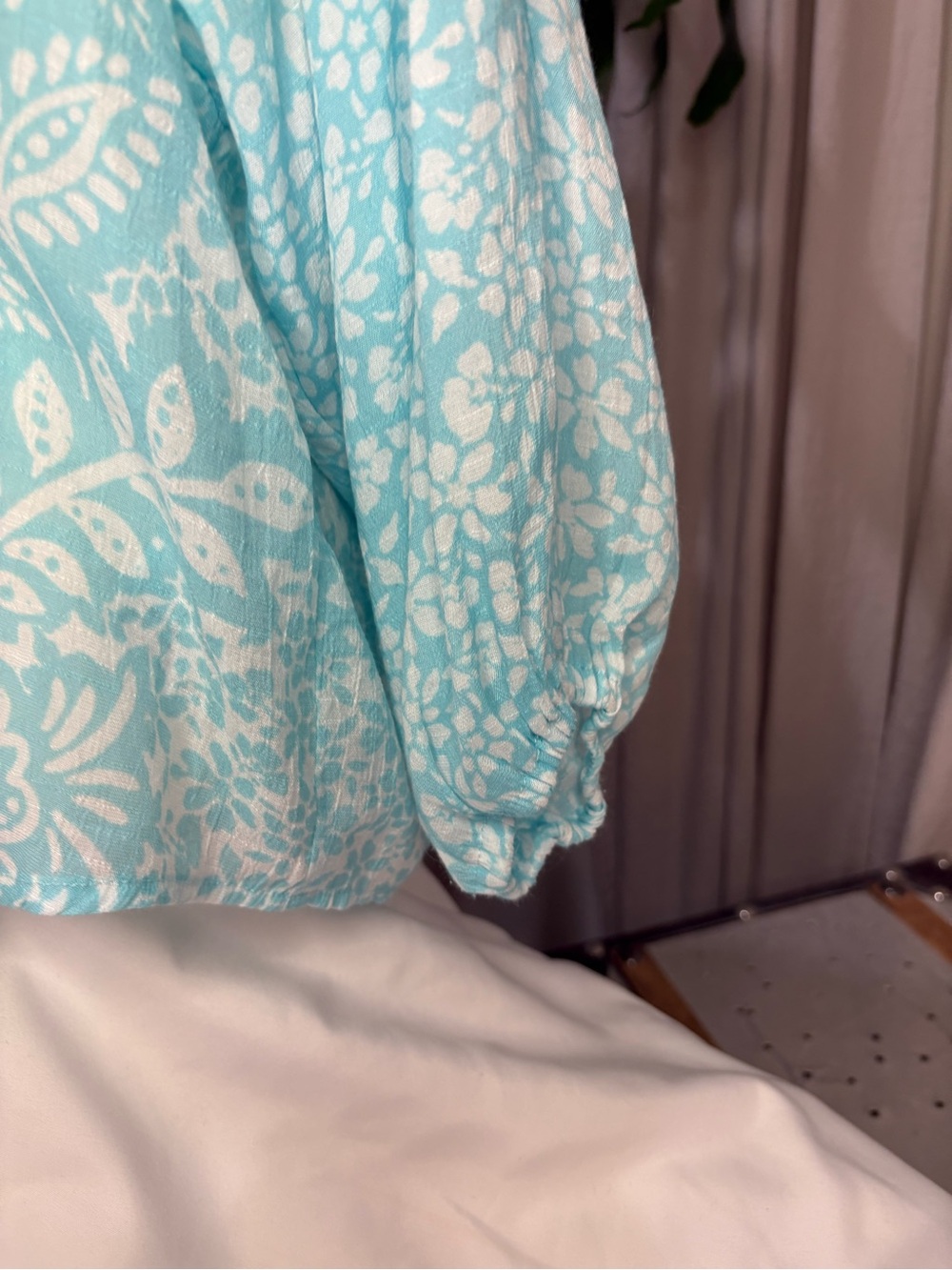 Zac & Rachel Women's Blue/White Floral V-Neck Button Front Blouse, M - Picture 8 of 12